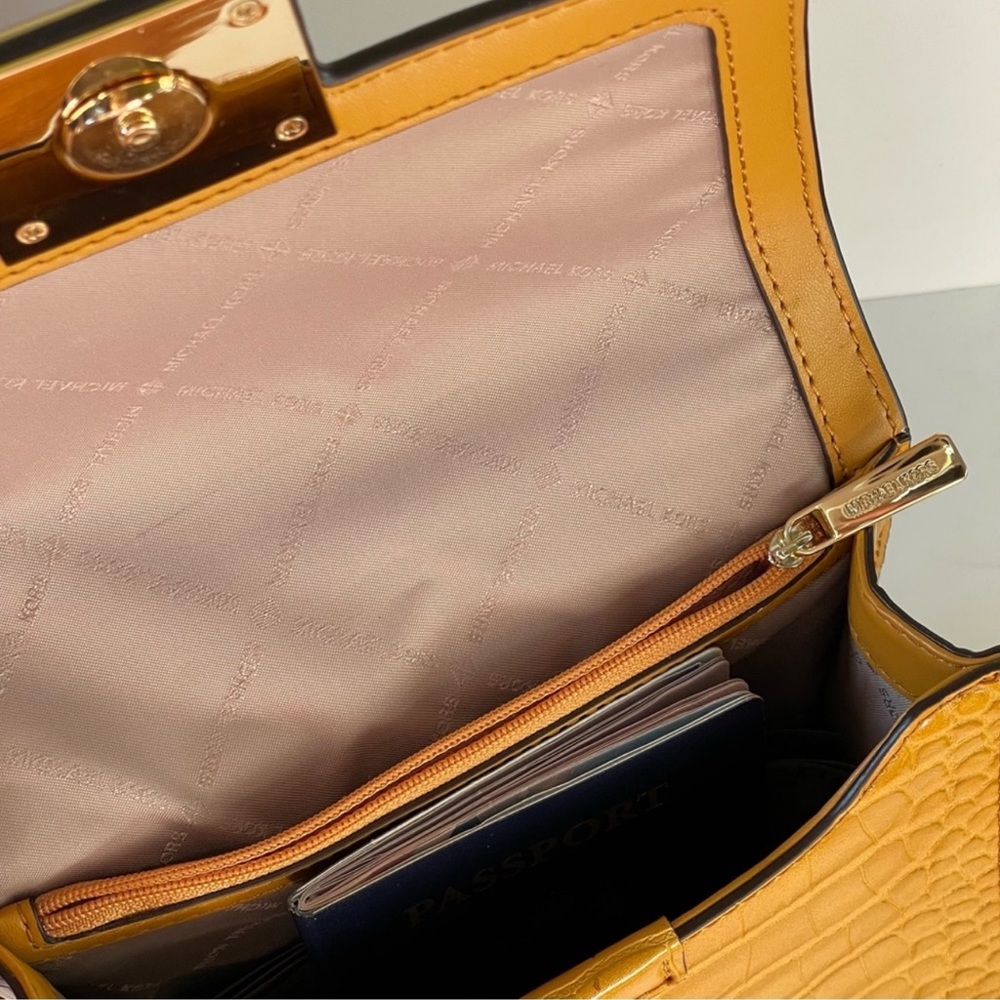 🌎MK crossbody bag - Picture 10 of 14